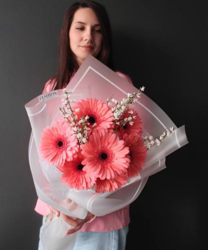 7 розовых гербер и гениста №9123