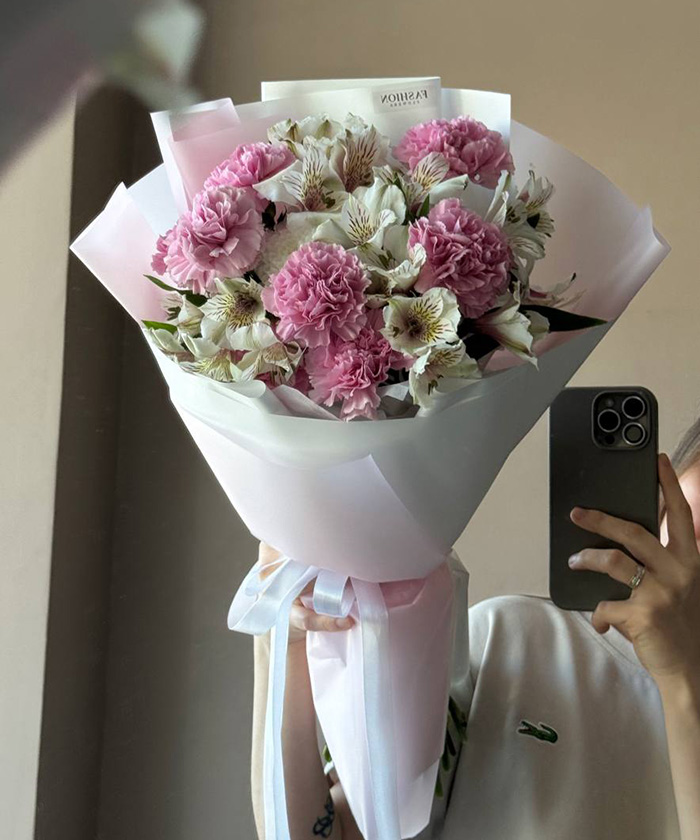 Альстромерии и диантусы в букете 