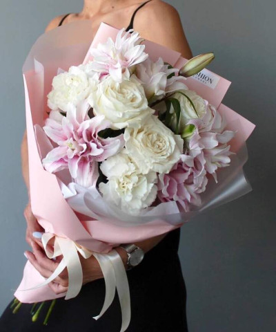 Пионовидные розы Плая бланка и махровые лилии в букете "Очаровательной" №2344