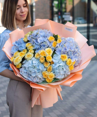 Голубые гортензии и жёлтые розы в букете "Солнечный день" №2350