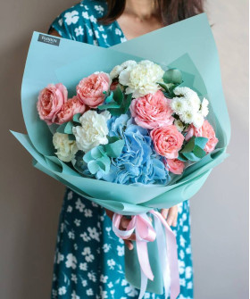 Голубая гортензия в авторском букете "Лаура" №2903