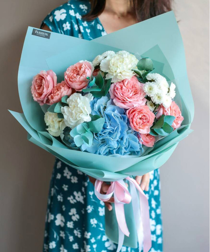Голубая гортензия в авторском букете 