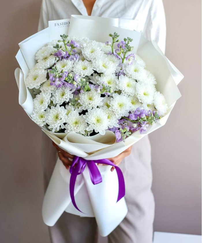 Маттиола и хризантема в букете 