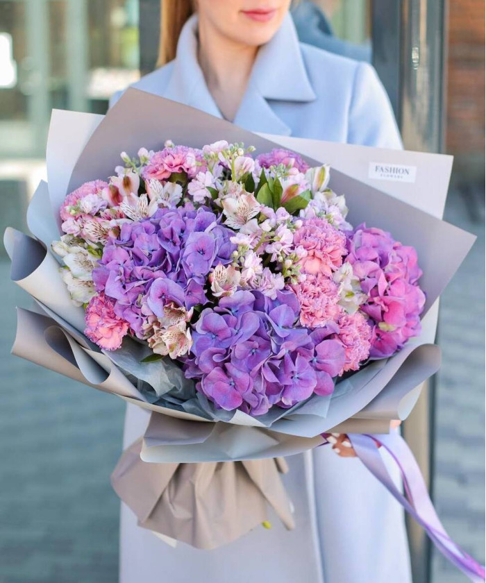 Фиолетовая гортензия в авторском букете 