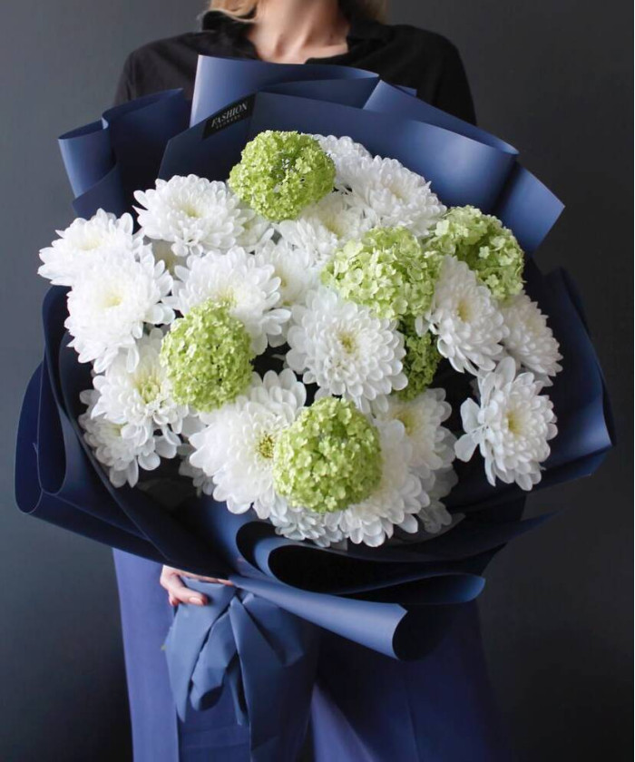 7 белых хризантем Алтай и вибурнум в букете 