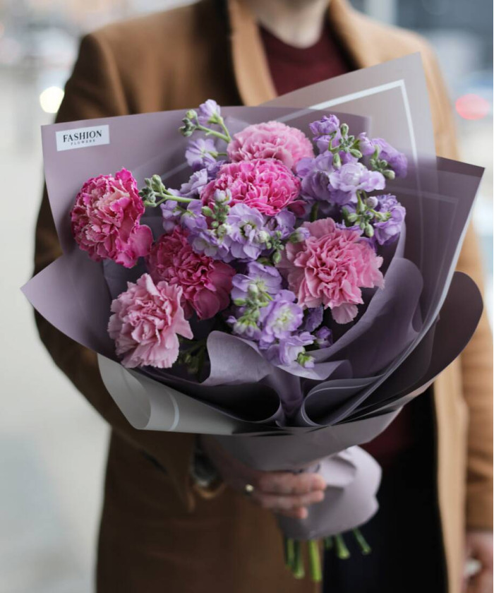 Маттиола и диантусы в букете 