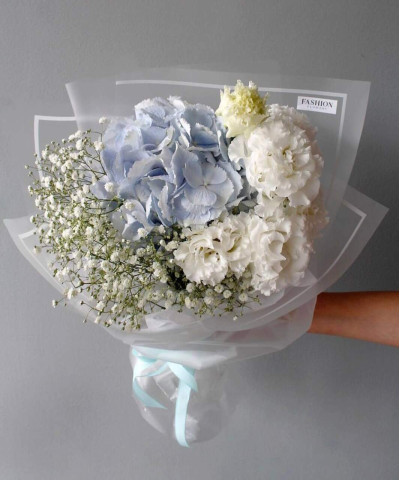 Голубая гортензия и белая гипсофила в букете "Море" №5633