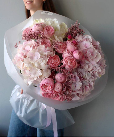 Розовые пионовидные розы Сильва и гортензии в букете "Восхитительной" №2845