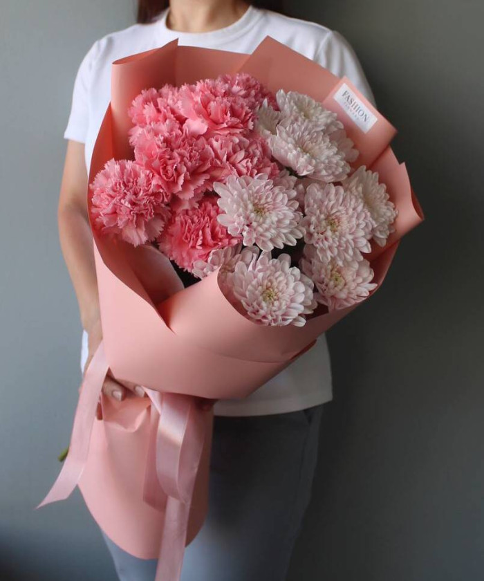 Розовые диантусы и хризантемы 