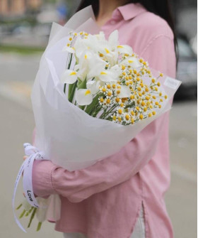 Белые ирисы и ромашки в букете "Искренность" №8159