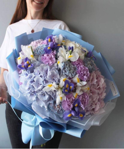 Гортензии и ирисы в букете "Летний дождь" №5674