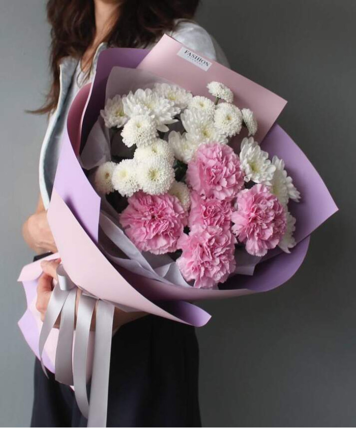 Розовые диантусы и хризантемы в букете 