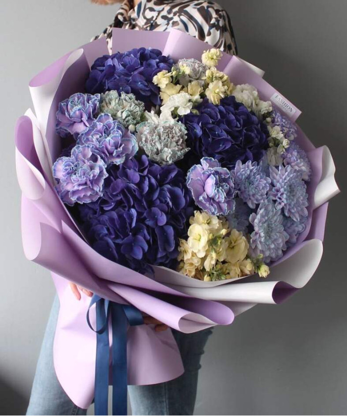 Фиолетовые гортензии и светло-жёлтая маттиола в букете 