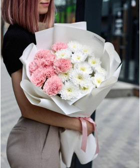 Розовые диантусы и белые хризантемы в букете "Лорен" №2433