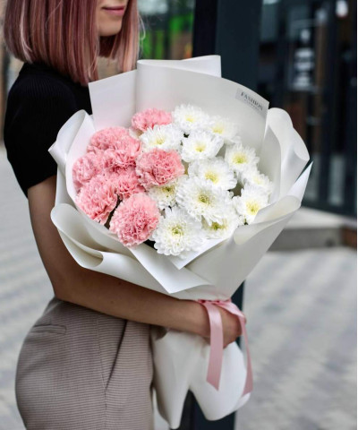 Розовые диантусы и белые хризантемы в букете "Лорен" №2433