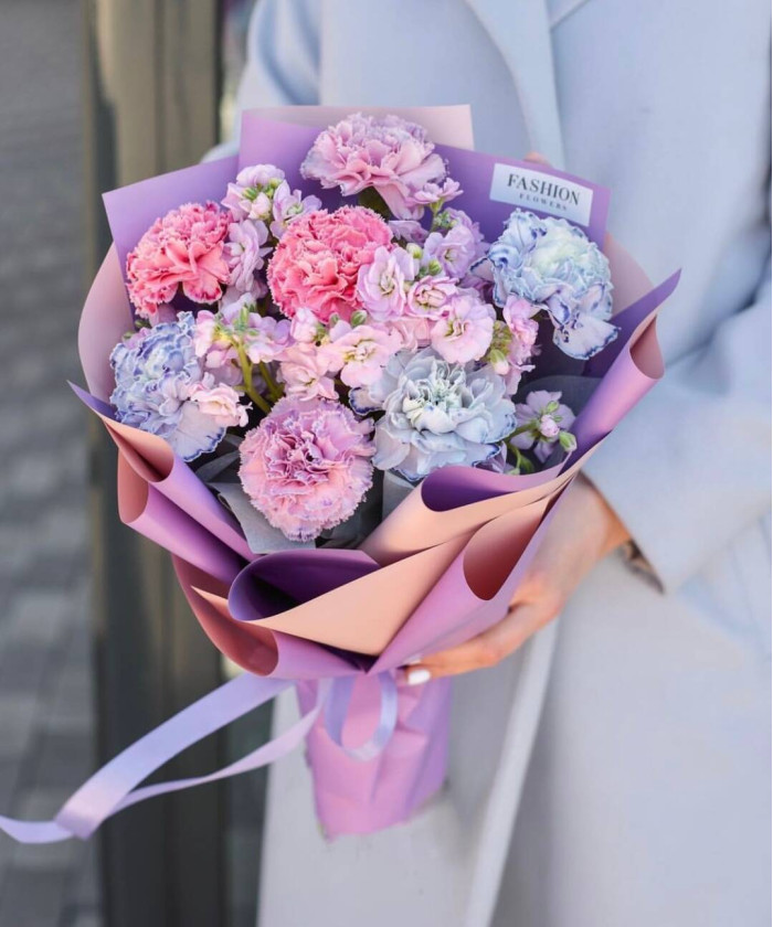 Маттиола и диантусы в букете 