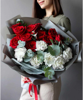 Красные розы и диантусы в букете "Сириус" №2540
