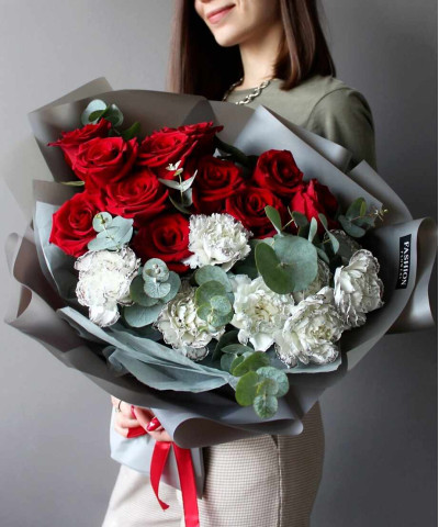 Красные розы и диантусы в букете "Сириус" №2540