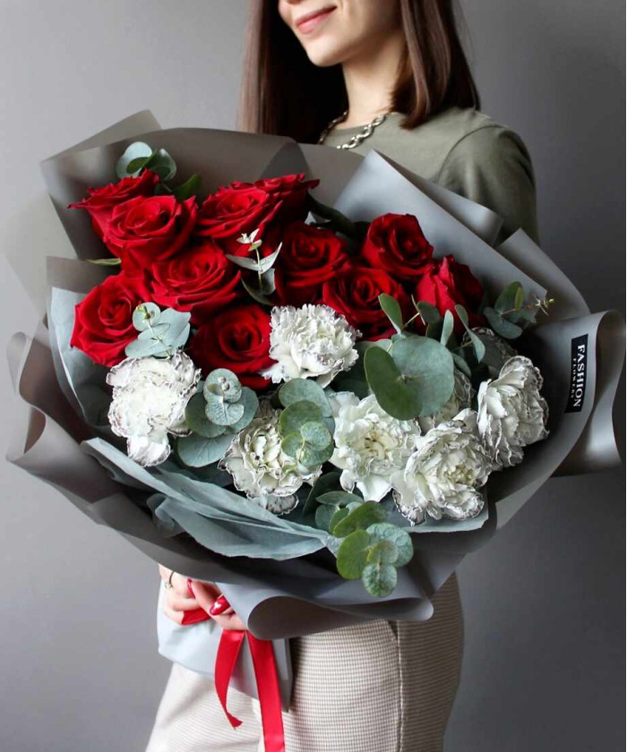 Красные розы и диантусы в букете 