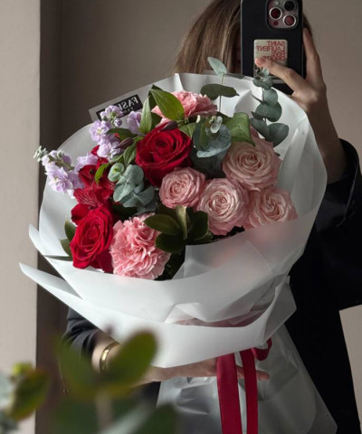 "В оттенках чувства" авторский букет с сезонным составом №9850