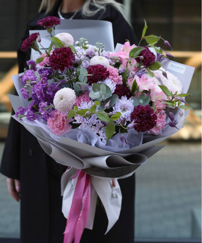 Авторский букет с изящным клематисом №5634