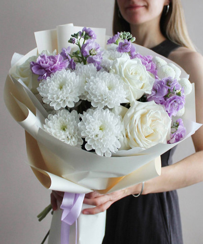 "Лиловое облако" сборный букет с белыми розами №5438