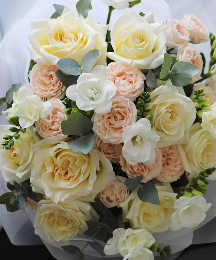 Фрезия и пионовидные розы в букете 