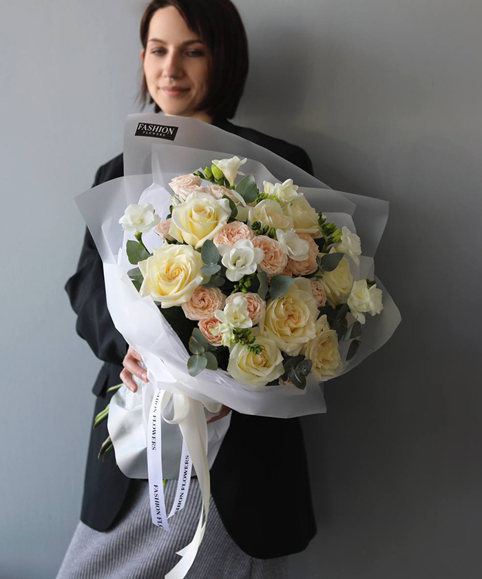 Фрезия и пионовидные розы в букете 