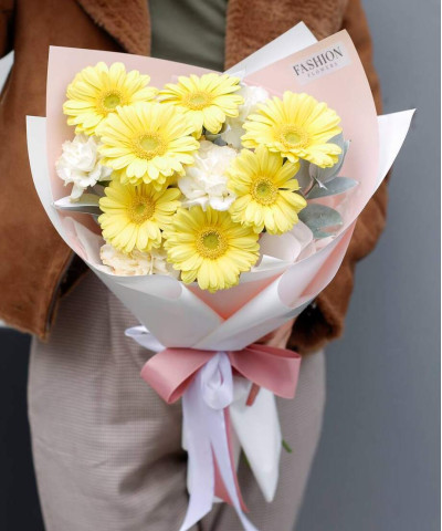 Жёлтые герберы и диантусы в букете "Манго" №3744