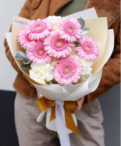 Герберы и диантусы в букете "Крем-брюле" №2898