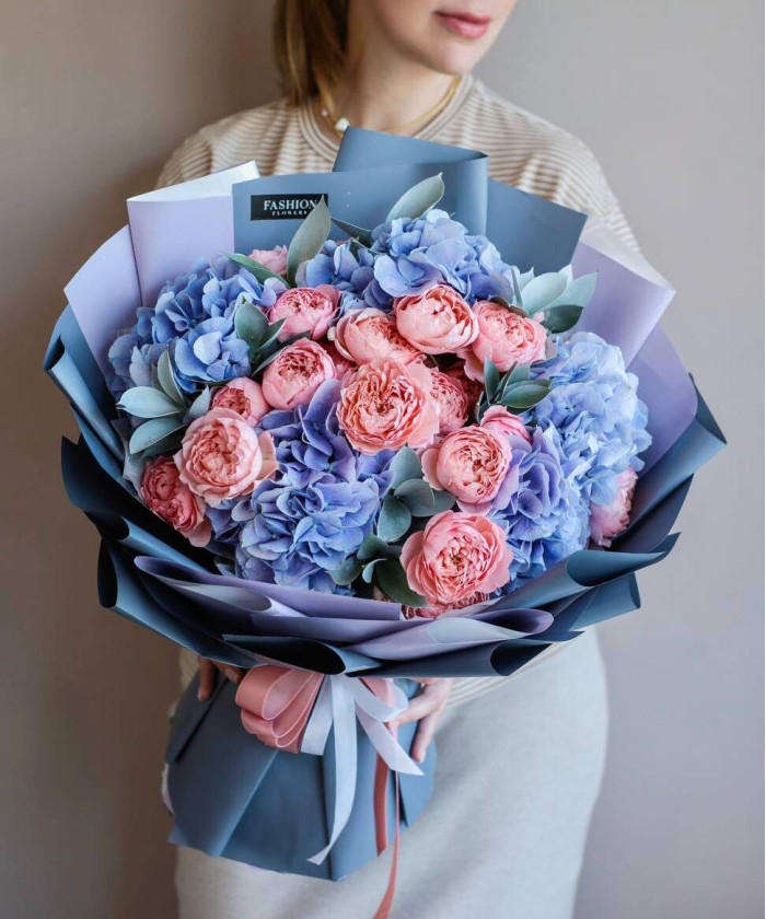 Гортензия и пионовидная роза Джульетта в букете 