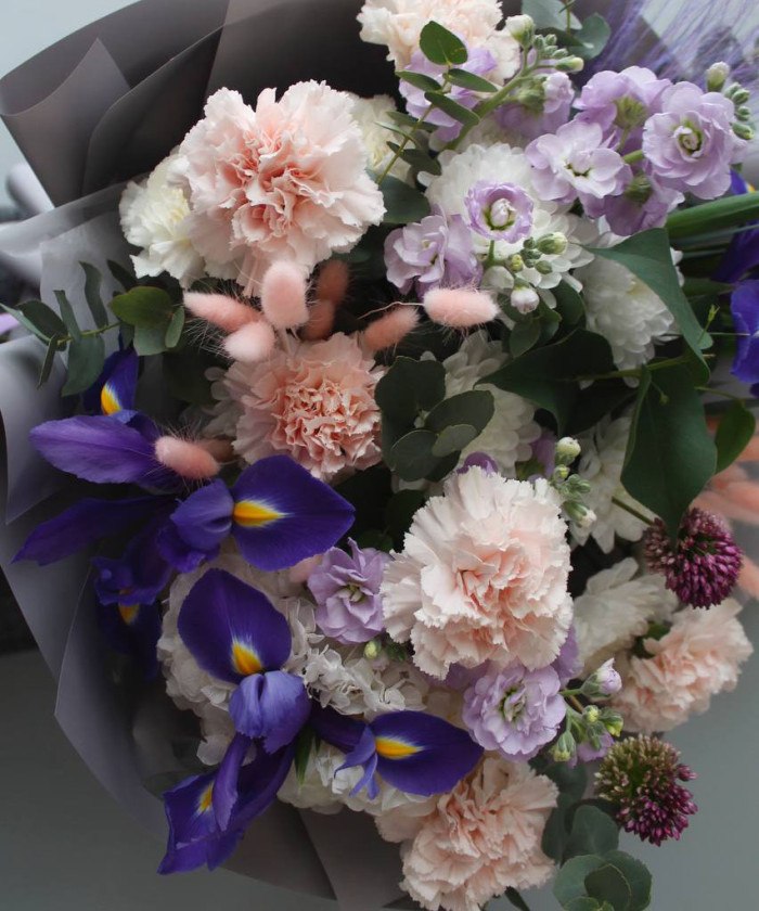 Авторский букет с ирисами 