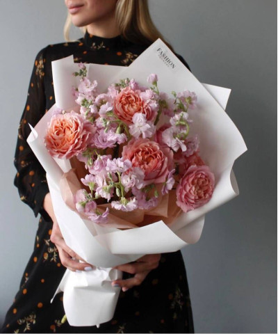 Пионовидные розы Джульетта и маттиола в букете "Шерри" №2279