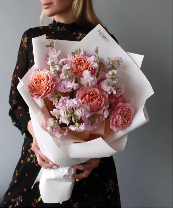 Пионовидные розы Джульетта и маттиола в букете 