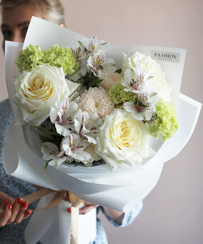 Кремовая роза Кенделайт в букете 