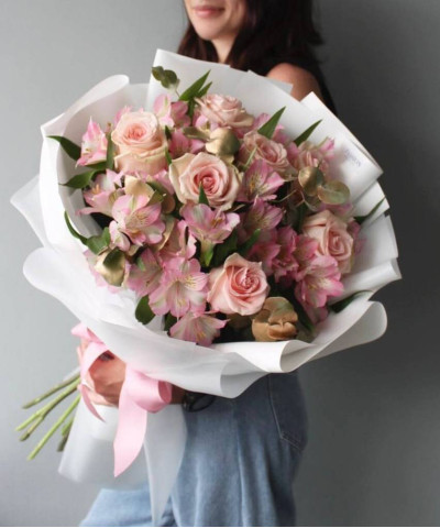 Альстромерии и розовые розы в букете "Фиджи" №8370