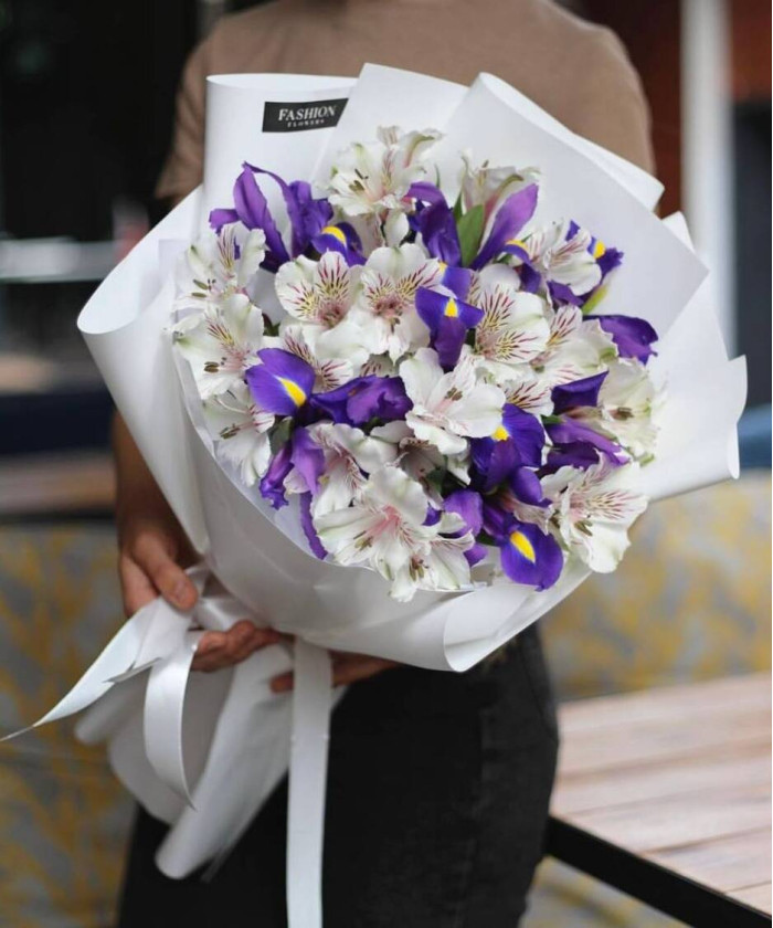 Ирисы и белые альстромерии в букете 