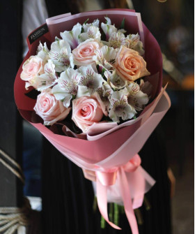 Белые альстромерии и розовые розы в букете "Ванесса" №3145