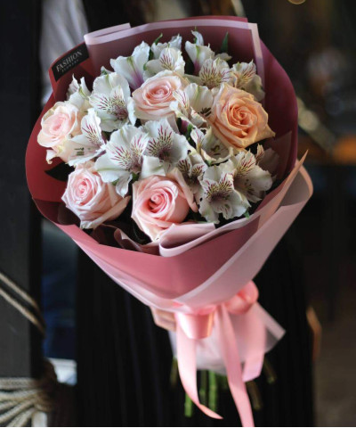 Белые альстромерии и розовые розы в букете "Ванесса" №3145