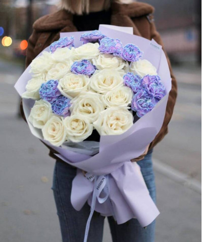 Белые розы и диантусы в букете "Притягательность" №2827