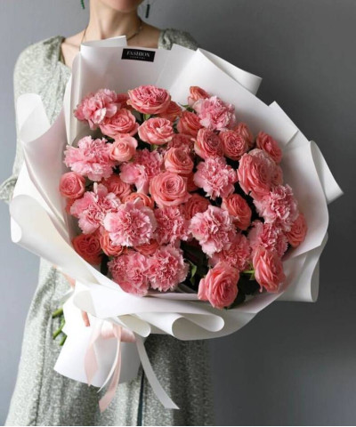 Кустовые розы Музетт и диантусы в букете "Сон о тебе" №4328