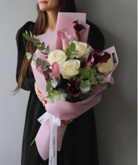 Букет с каллами Романс и белыми пионовидными розами №7410