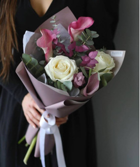 Букет с каллами и белыми розами №6897