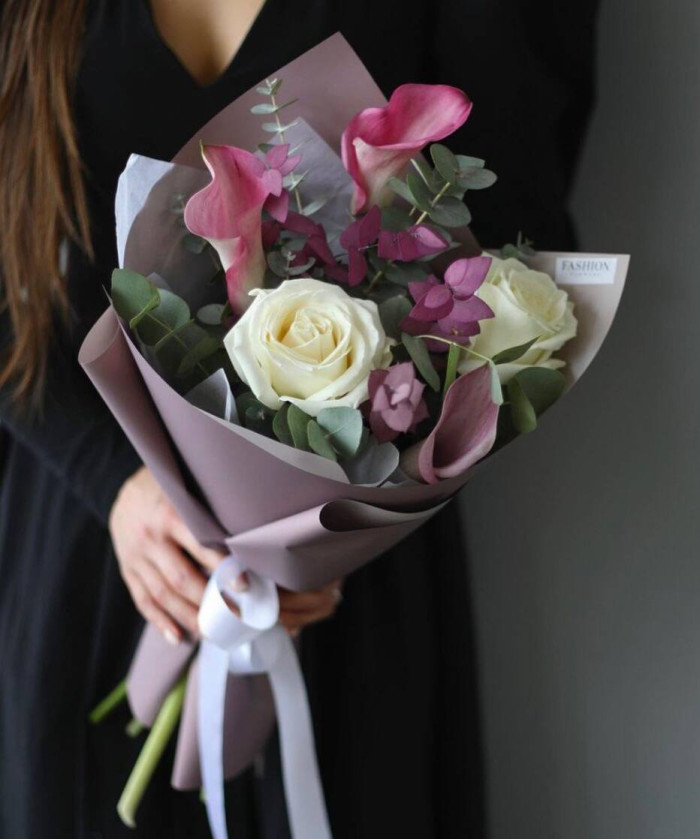 Букет с каллами и белыми розами №6897