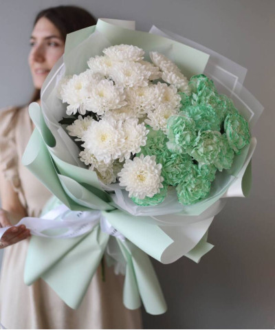 Диантусы и белые хризантемы в букете "Полли" №4685