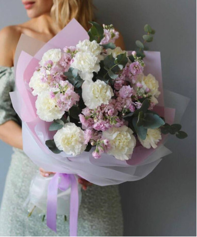 Розовая маттиола и белые диантусы в букете "Мэджик" №9193