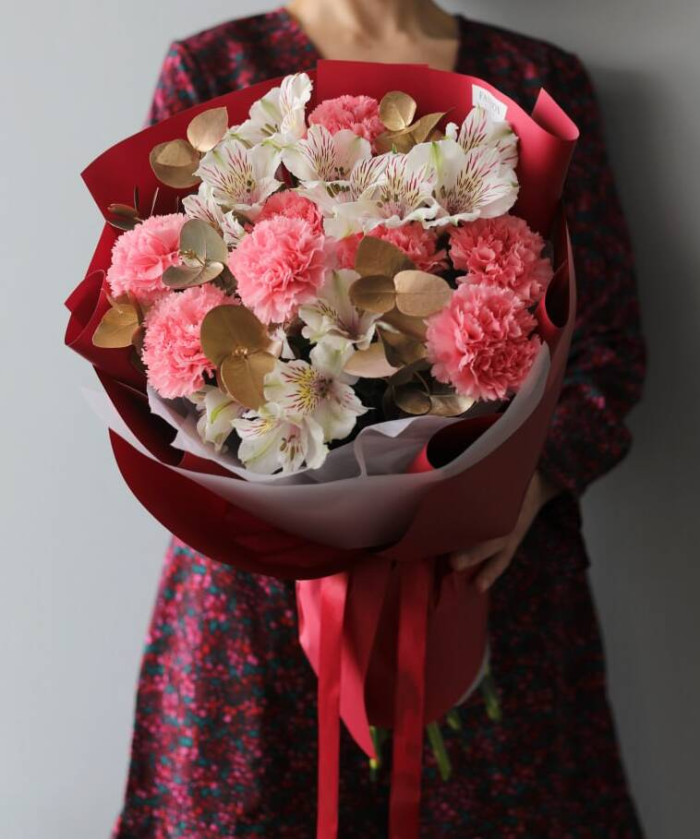 Белые альстромерии и розовые диантусы в букете 