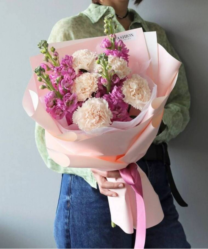 Маттиола и диантусы в букете 