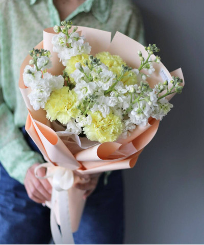 Маттиола и желтые диантусы в букете "Солнечный день" №8526