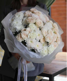 Кустовые розы Софи и белые хризантемы в букете "Кремовый хит" №4568